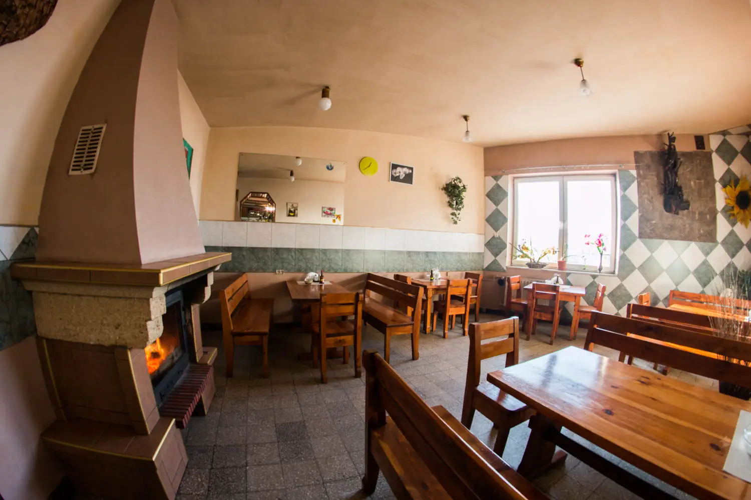 Sala z kominkiem w Barze Janosik
